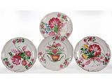 trois assiettes à motifs floraux posées sur une surface blanche