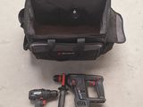 un sac noir contenant des outils, posé par terre