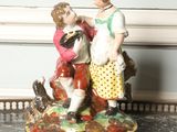 une figurine représentant deux personnes assises sur une table