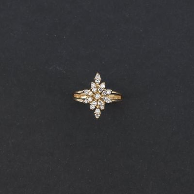 une bague en or et diamants sur une surface noire