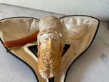 une statue d'éléphant posée sur un plateau, lui-même posé sur une table