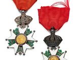 trois médailles ornées de rubans rouges et d'une étoile dorée sur fond blanc