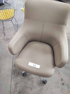 une chaise posée sur un terrain, avec une étiquette de prix accrochée dessus