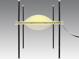 une lampe posée sur une table
