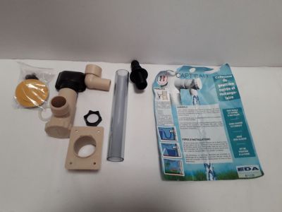 une photo montrant un pistolet jouet et d'autres objets posés sur une table