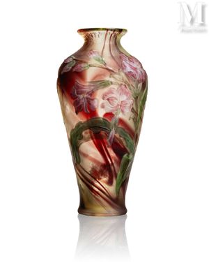 un vase orné d'une image représentant une femme et des fleurs