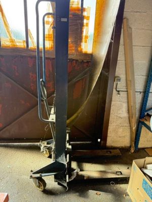une photo d'un chariot élévateur dans un garage