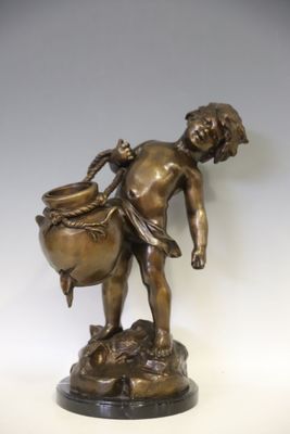 statue en bronze représentant un garçon portant un pot sur un rocher