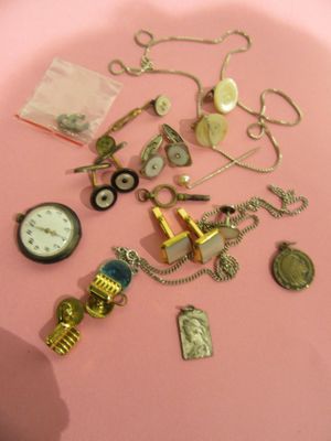 une assiette rose sur laquelle sont disposés plusieurs bijoux