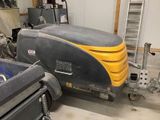 une machine qui se trouve dans un garage