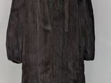 une photo d'un manteau de fourrure noir sur un mannequin