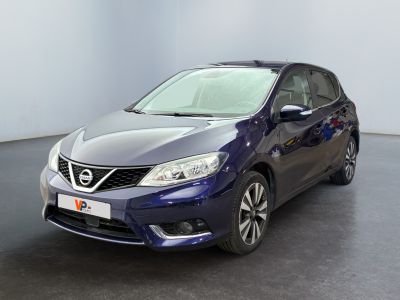 La Nissan Versa bleue est garée dans une grande pièce.