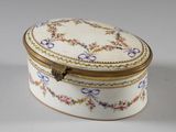 une petite boîte blanche ornée d'un motif floral