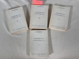 trois livres sont empilés sur une table