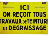 a yellow sign with black writing on it that says, on recout tous travaux de dent