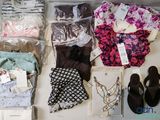 beaucoup de vêtements et de chaussures posés sur une table