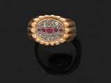 une bague en or sertie d'un rubis et de diamants au centre