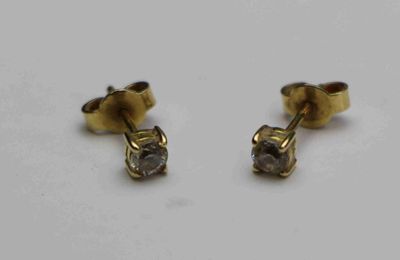 deux paires de boucles d'oreilles en or et diamants sur fond blanc