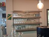 de nombreux verres posés sur le comptoir dans la pièce