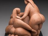 une image représentant une sculpture en argile représentant deux femmes et un homme