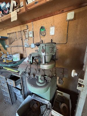 une machine qui se trouve à l'intérieur d'un garage