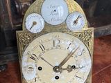 une horloge posée sur une table devant un miroir