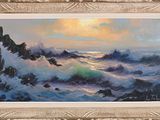 une peinture à l'huile représentant un coucher de soleil sur l'océan, avec un voilier au loin