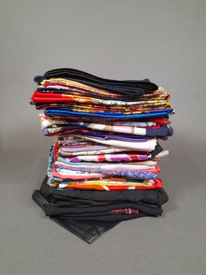 Lot de carrés et foulards principalement en matières synthét…