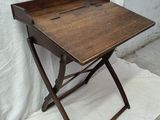 une petite table sur laquelle est posé un plateau en bois