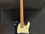 une guitare électrique bleue posée sur un support