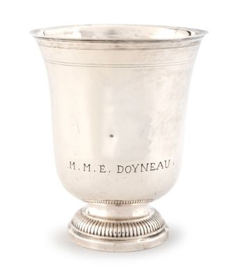une coupe en argent posée sur un socle, sur laquelle est inscrit « M. E. Doyneau »