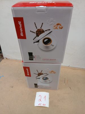 une boîte posée par terre, avec une horloge dessus