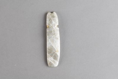 un morceau de marbre blanc rehaussé de touches dorées sur une surface grise