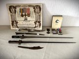 une photo montrant une collection d'objets militaires posés sur une table