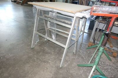 une table placée au milieu d'une pièce