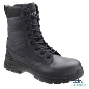gros plan d'une paire de bottes noires sur fond blanc
