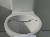 des toilettes blanches sur lesquelles est accrochée une pancarte indiquant « Interdit de faire du feu »