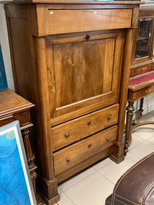 une armoire en bois surmontée d'un miroir