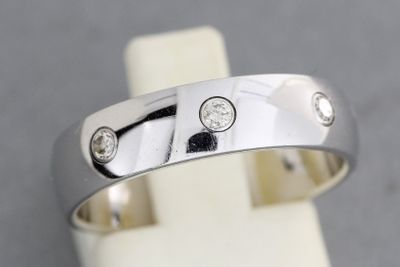 un gros plan d'une bague sertie de diamants