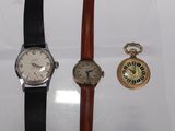 deux montres sont assises l'une à côté de l'autre sur une table