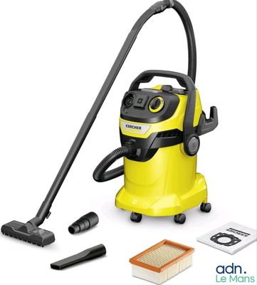un aspirateur jaune muni d'un tuyau noir et d'autres articles de ménage