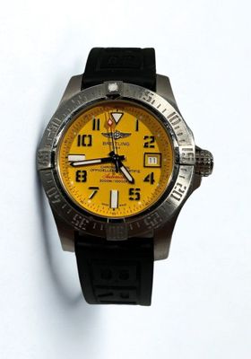 une montre posée sur une surface blanche