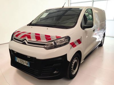 une camionnette blanche ornée d'un autocollant à carreaux rouges et blancs