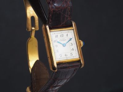 gros plan d'une montre-bracelet avec un bracelet en cuir marron
