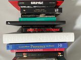 plusieurs livres empilés sur une étagère