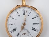 une montre de poche en or avec des chiffres romains