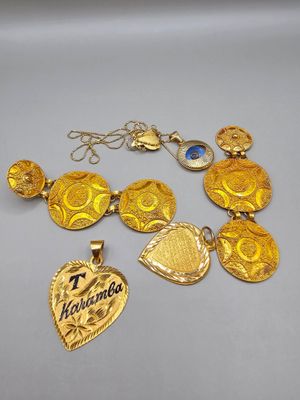 un gros plan d'un bracelet orné d'un pendentif en forme de cœur