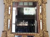 un miroir accroché au mur au-dessus d'une table