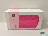 une boîte ouverte contenant un sac rose, posée sur une surface blanche