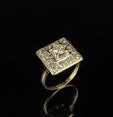une bague en or et diamants de forme carrée